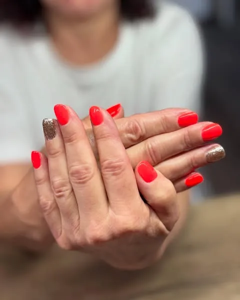 Pose de vernis semi-permanent néon parfait pour l'été à Marthon