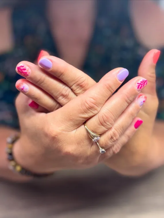 Pose de vernis semi permanent avec nail art sur mesure à Marthon, Marthon, Mademoiselle Cocoon