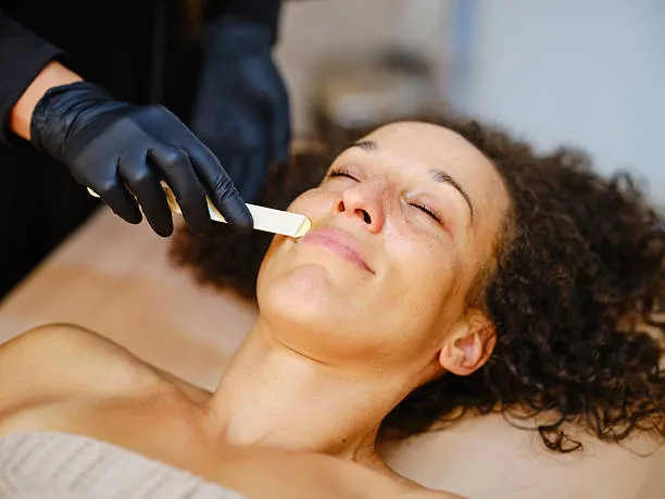 Epilation avec décoloration pour le duvet des lèvres et joues à Marthon, Marthon, Mademoiselle Cocoon
